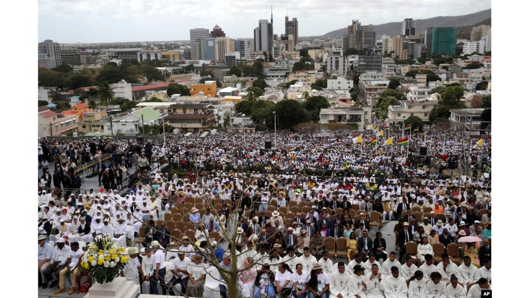 Ribuan umat Katholik menghadiri misa yang dipimpin oleh Paus Fransiskus di Port Louis, Mauritius, 9 September 2019.