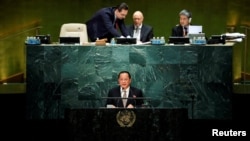 리용호 북한 외무상(아래)이 23일 뉴욕 유엔본부에서 열린 제71차 유엔총회에서 기조연설을 하고 있다.