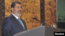 En su comparecencia televisiva el pasado domingo 12 de agosto, Morsi aclaró que la pérdida de poder del ejército no viene motivada por antagonismos personales, sino por beneficiar al pueblo egipcio. 