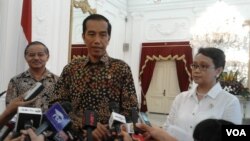 Presiden Joko Widodo bersama Menteri Luar Negeri Retno Marsudi dan Duta Besar RI untuk Brazil, Toto Riyanto, di Istana Negara, Jakarta (24/2). (VOA/Iris Gera)