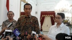 Presiden Joko Widodo bersama Menteri Luar Negeri Retno Marsudi dan Duta Besar RI untuk Brazil, Toto Riyanto, di Istana Negara, Jakarta (24/2). (VOA/Iris Gera)