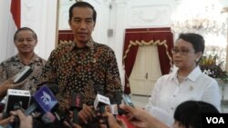 Presiden Joko Widodo bersama Menlu Retno Marsudi di Istana Negara, Jakarta (foto: dok). Migrant Care mendesak Jokowi menghentikan eksekusi terhadap buruh migran Indonesia.