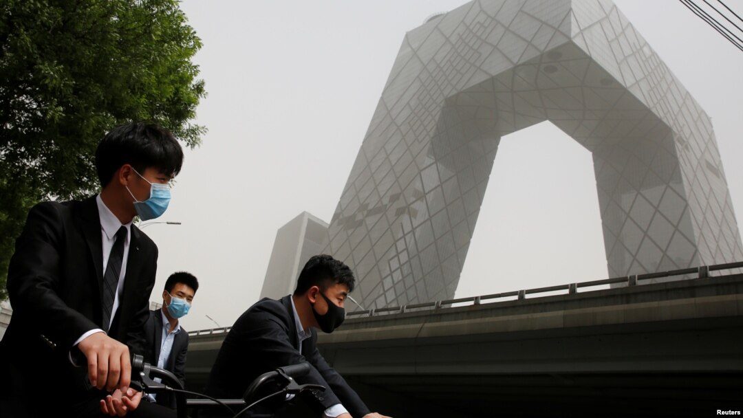 Orang-orang mengenakan masker di dekat kantor pusat China Central Television (CCTV) di Beijing, China, 4 Mei 2017. (Foto: Reuters)