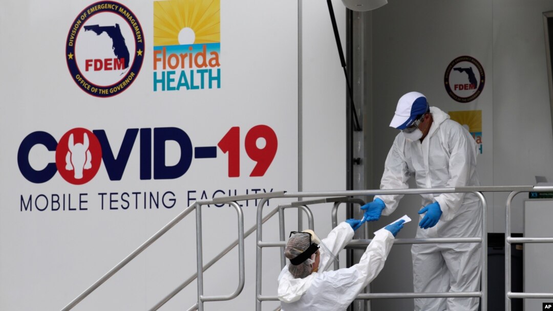 Petugas kesehatan di sebuah lokasi tes Covid-19 di di Miami Beach, Florida, di tengah pandemi corona, 17 Juli 2020. (Foto: dok).