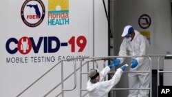 Para tenaga kesehatan di tempat tes COVID-19 di Miami Beach, Florida, di tengah pandemi virus corona, 17 Juli 2020. 