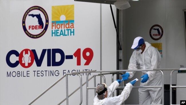 Zdravstveni radnici u mobilnoj klinici za testiranje na COVID-19 u Miami Beachu na Floridi.