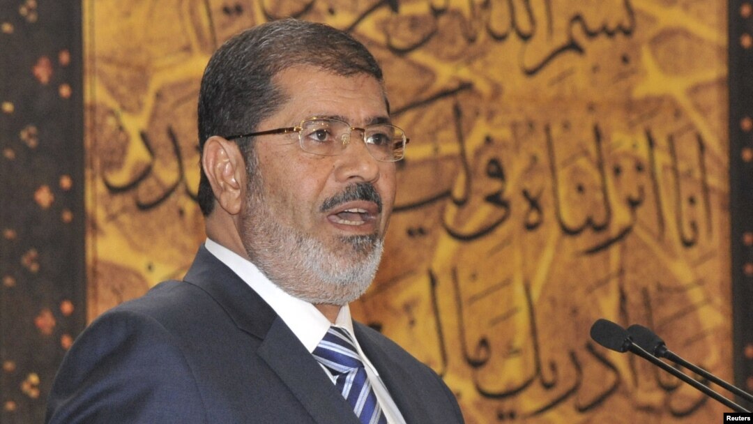 Presiden Mesir, Mohamed Morsi berpidato di Al-Azhar Conference Center, di Cairo (12/8). Morsi memerintahkan Menhan Mesir Hussein Tantawi mengundurkan diri dari jabatan.