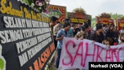 Aliansi Mahasiswa UGM punya cara khusus mengucapkan selamat ulang tahun untuk kampus mereka. (Foto:VOA/ Nurhadi)