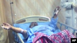 埃及48岁的餐馆老板哈马达自焚后被送往医院急救