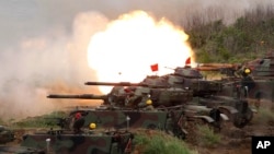 美式M60A3型坦克在台湾澎湖岛举行的汉光军演中向目标开火。（2017年5月25日）