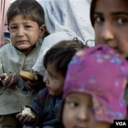 Anak-anak dari Kalam, Lembah Swat, Pakistan mengungsi akibat banjir besar-besaran yang melanda negara ini.