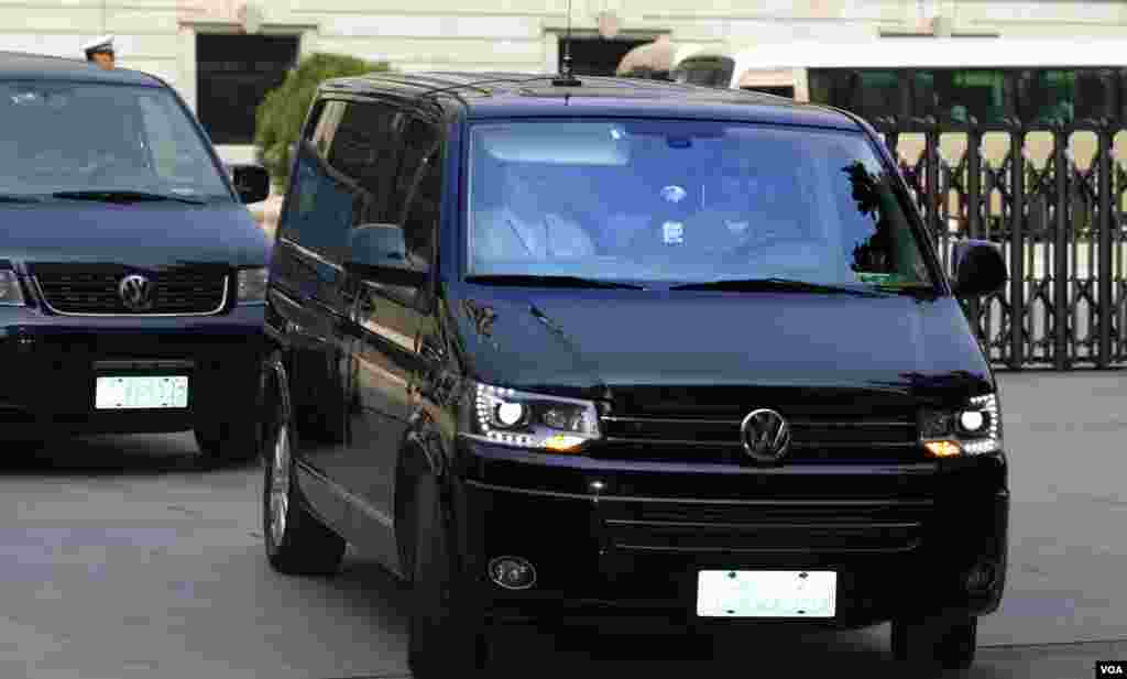 8月26日在薄熙来案审判结束后，一辆被认为是载着薄熙来的小型面包车驶离济南中级法院。