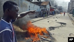 Supporters of Ivory Coast opposition leader Alassane Ouattara protest in the city of Abidjan, 04 Dec 2010