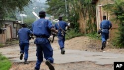 Bamwe mu bapolisi b'Uburundi basanzaza abari mu myiyerekanoi yo kwiyamiriza manda ya Prezida Nkurunziza mu 2015