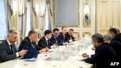 Presiden Ukraina Volodymyr Zelensky (ketiga dari kiri) dalam pertemuan dengan delegasi Iran dipimpin oleh Menteri Pembangunan Jalan dan Perkotaan Iran Mohammad Eslami di Kyiv untuk membahas insiden penembakan pesawat komersial Ukraina, 20 Januari 2020. 