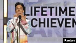 La superestrella del pop, Prince, saluda al público en un espectáulo en Los Angeles en 2010. Reuters.