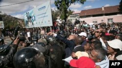 Des partisans de l’opposition lors d’une manifestation interdite à Antananarivo, Madagascar, le 8 juillet 2017.