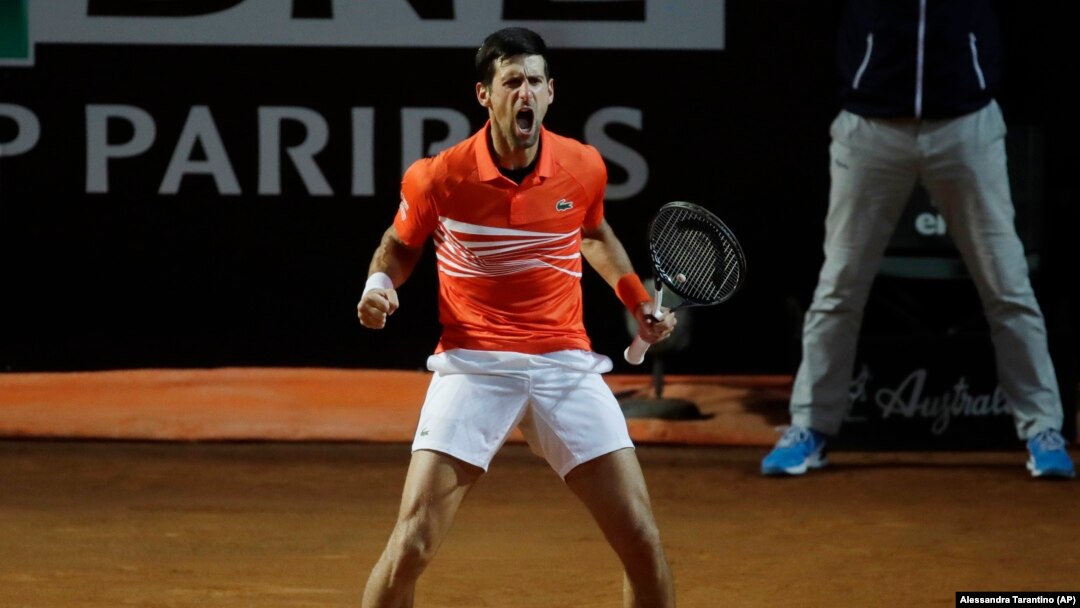 Novak Đoković slavi osvajanje drugog seta u duelu sa Huanom Martinom del Potrom u četvrtfinalu Mastersa u Rimu (Foto AP/Alessandra Tarantino) 