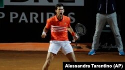 Novak Đoković slavi osvajanje drugog seta u duelu sa Huanom Martinom del Potrom u četvrtfinalu Mastersa u Rimu (Foto AP/Alessandra Tarantino) 