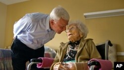 Besse Cooper (kanan) dan putranya Sid Cooper di rumah jompo Monroe, Georgia, Atlanta (Foto: dok). Besse Cooper, manusia tertua di dunia, meninggal dunia di usia 116 tahun, Selasa (4/12).