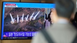 Sebuah layar TV menayangkan laporan tentang beberapa rudal balistik jarak pendek Korea Utara dalam program berita di Stasiun Kereta Seoul, Korea Selatan, Selasa, 5 November 2024. (Foto: Lee Jin-man/AP)