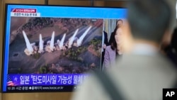 Sebuah layar TV menayangkan laporan tentang beberapa rudal balistik jarak pendek Korea Utara dalam program berita di Stasiun Kereta Seoul, Korea Selatan, Selasa, 5 November 2024. (Foto: Lee Jin-man/AP)