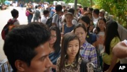 ພົນລະເມືອງມຽນມາ ລໍຖ້າ ຜຽນຂອງເຂົາເຈົ້າ ຢູ່ນອກສະຖານທູດ ມຽນມາ ໃນສິງກະໂປ ເພື່ອລົງຄກະແນນສຽງ ລ່ວງໜ້າ ກ່ອນວັນເລືອກຕັ້ງໃຫຍ່ ທີ່ຈະຈັດຂຶ້ນ ໃນວັນທີ 8 ພະຈິກນີ້, ວັນທີ 18 ຄຸລາ 2015. 