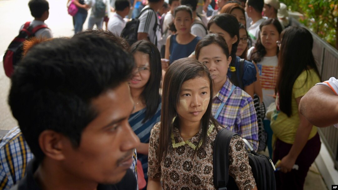 Công dân Myanmar xếp hàng chờ bỏ phiếu sớm bên ngoài Đại sứ quán Myanmar tại Singapore, ngày 18/10/2015.