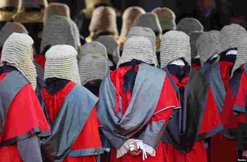 Para hakim mengenakan rambut palsu saat menghadiri upacara untuk menandai awal tahun pengadilan yang baru di Hong Kong, China.