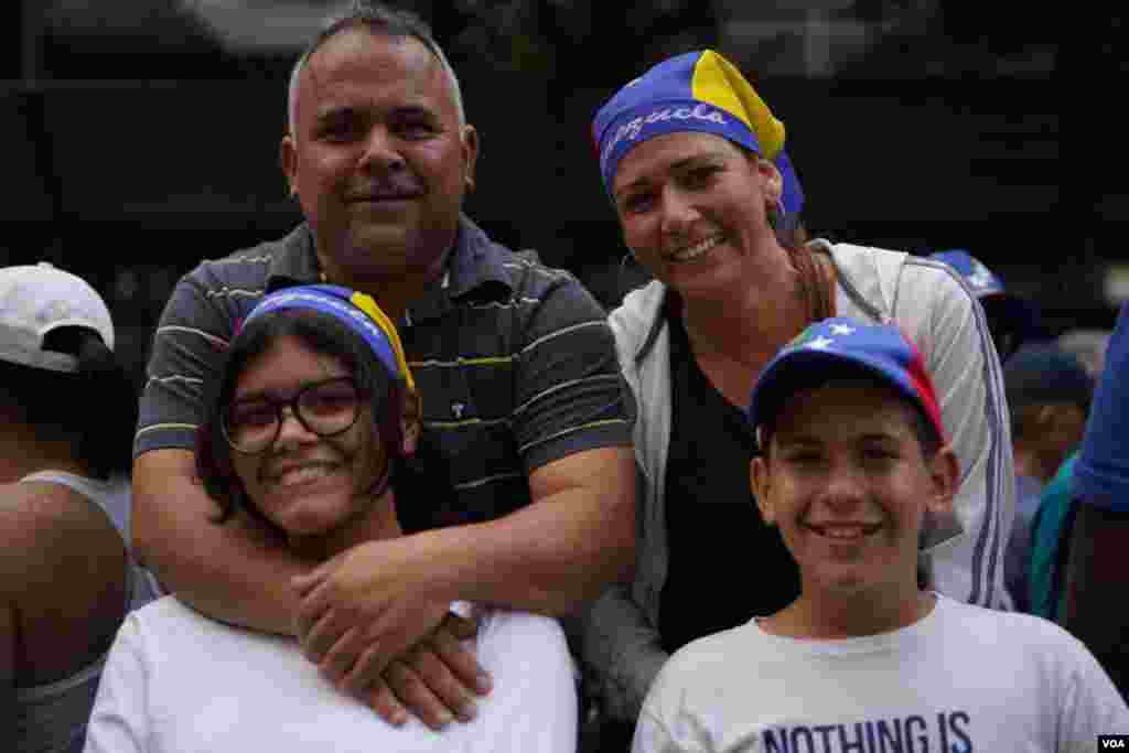 Familias completas asistieron a las protestas en Caracas, Venezuela, el 16 de noviembre de 2019. Fotos: Fabiana Rondón/ VOA.