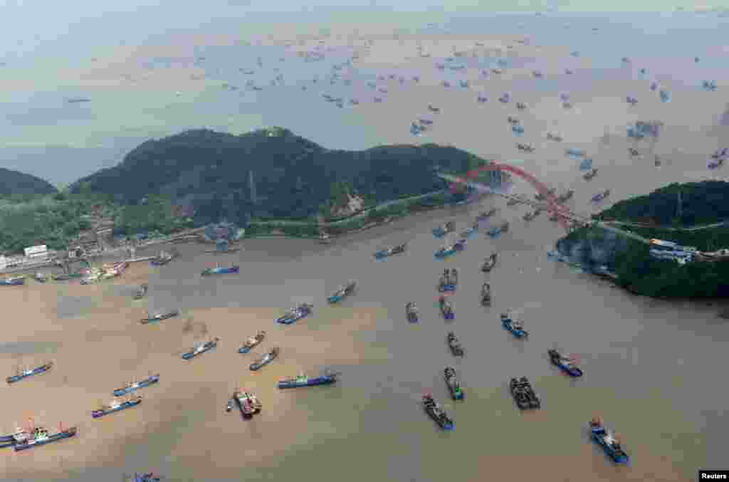 중국 저장성 닝보에서 조업 금지 기간이 끝나면서, 어선들이 조업을 위해 항구 밖 바다로 나가고 있다.