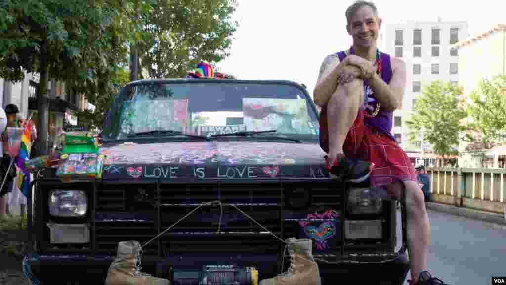 Francovitch posa con su &nbsp;Chevy Blazer K5. &quot;Amor es amor&quot; dice al frente del auto.