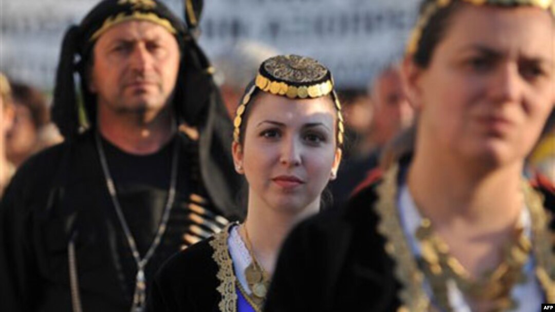Turkiyada mehnat qilayotgan greklar soni bo’yicha rasmiy ma’lumotlar yo’q. Shunisi aniqki, Gretsiyada iqtisodiy bo’hrondan qochib, bu yerda yangi hayot boshlayotgan fuqarolar ko’payib bormoqda.