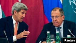 U.S. Secretary of State John Kerry (L) talks to Russian Foreign Minister Sergey Lavrov during a photo opportunity before a meeting in Vienna, Austria, Oct. 30, 2015.