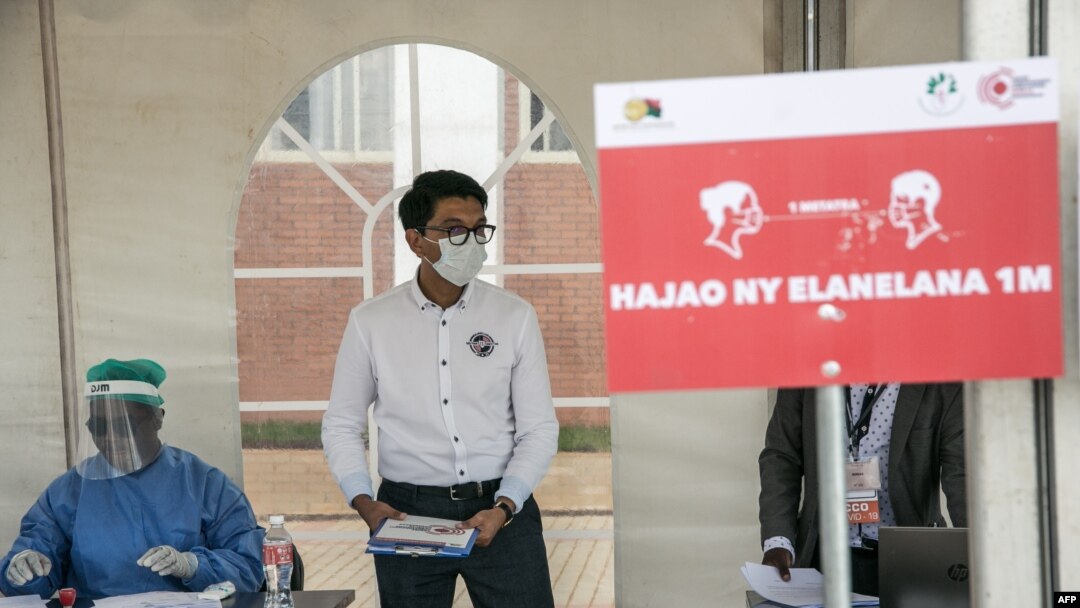 Perezida wa Madagascar Andry Rajoelina ariko arakurikirana ibikorwa vyo gupima umugera wa corona ku murwa mukuru Antananarivo, kw'itariki ya 31/03/2020. 