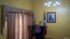 Una foto del fallecido presidente haitiano Jovenel Moise cuelga en una pared antes de una conferencia de prensa, el 13 de julio de 2021.