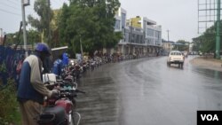 Des motos s’alignent pendant des heures pour s’approvisionner en essence dans une station à Juba, Soudan du sud, 10 mai 2016.