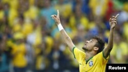 Neymar mừng bàn thắng vào lưới Croatia trên sân Corinthians, Sao Paulo, ngày 12 tháng 6 tại World Cup 2014.