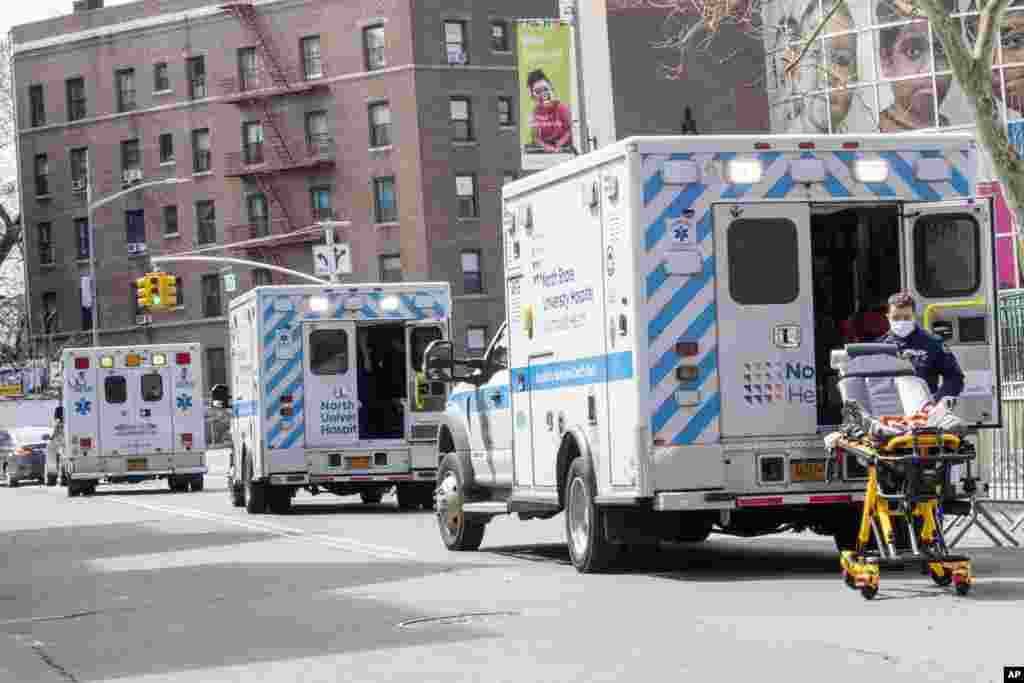 Las ambulancias se alinean en la calle, frente al Centro Hospitalario Elmhurst, el sábado 4 de abril de 2020 en el distrito de Queens de Nueva York.