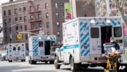 纽约皇后区一家医院外的救护车（2020年4月4号）。