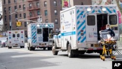 Beberapa ambulans tampak di luar Rumah Sakit Elmhurst di Queens, New York (4/4). New York adalah wilayah terparah Covid-19 di Amerika. 