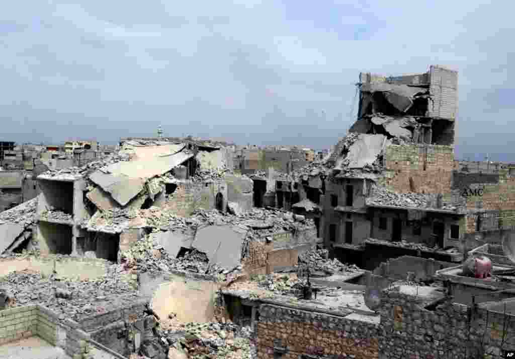 11일 시리아 북부 알레포에서 정부군의 폭격과 포격으로 파괴된 건물들.
