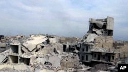 Các căn nhà bị phá hủy trong một cuộc không kích của chính phủ ở Aleppo.