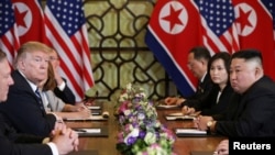 Umutegetsi kizigenza wa Koreya ya ruguru Kim Jong Un na perezida wa Amerika Donald Trump mu nama yabo igira kabiri i Hanoi, Vietnamu, itariki 28/02/2019.