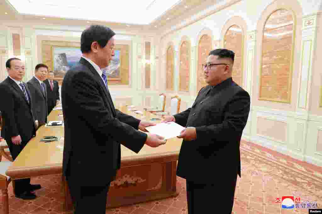 朝鲜中央通讯社2018年9月10日发布的这张未注明日期的照片中，朝鲜领导人金正恩会见中国人大常委会委员长栗战书。栗战书似乎正在递交习近平的信。
