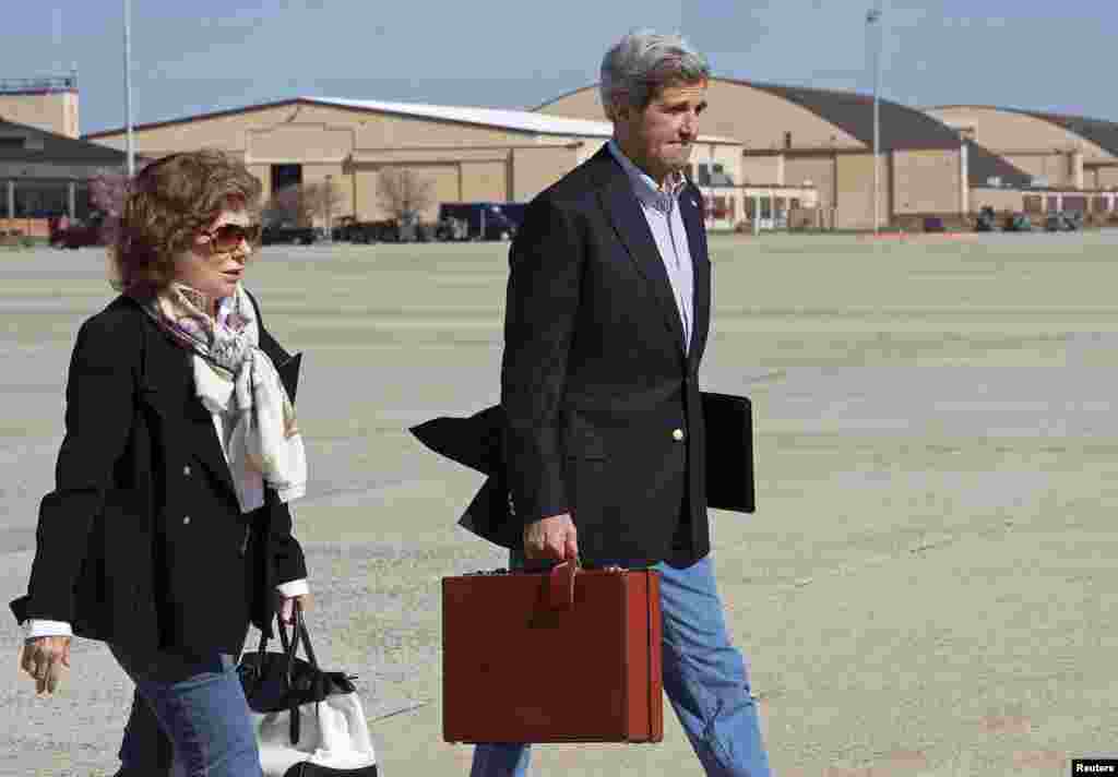 Amerika Dışişleri Bakanı John Kerry, eşi Teresa Heinz Kerry&#39;yle birlikte Andrews askeri hava &uuml;ss&uuml;nde u&ccedil;aklarına binerken. Binecekleri asıl u&ccedil;ağın arıza yapması &uuml;zerine Kerry &ccedil;ifti başka bir u&ccedil;ağa bindirildi. (6 Nisan 2013)