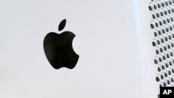 This May 21, 2021 photo shows the Apple logo displayed on a Mac Pro desktop computer in New York. (AP Photo/Mark Lennihan)