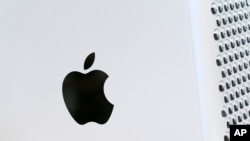 This May 21, 2021 photo shows the Apple logo displayed on a Mac Pro desktop computer in New York. (AP Photo/Mark Lennihan)