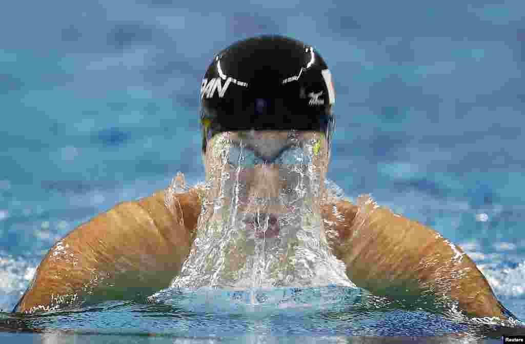 인천 아시안게임에서 벌어진 남자 수영 200m 평영 경기에서 일본의 코세키 야스히로 선수가 역주하고 있다. 코세기 선수는 동메달을 차지했다. 