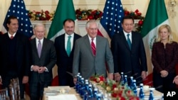 Funcionarios de alto rango de EE.UU. y México participan de ronda de diálogo en el Departamento de Estado el jueves 14 de diciembre de 2017. 